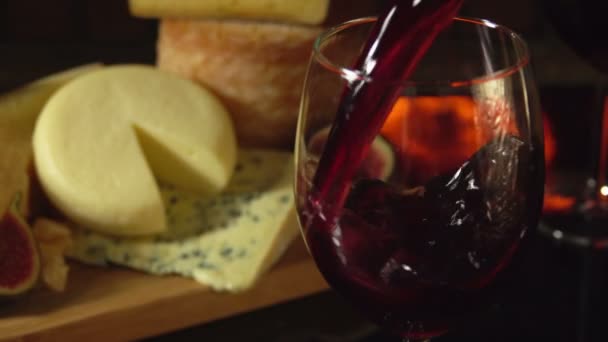 Rött vin hälls i glasögon — Stockvideo