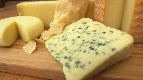 Francês de queijo em uma mesa de madeira . — Vídeo de Stock
