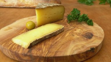 Sert peynir, baget ve zeytin ahşap oyun tahtası