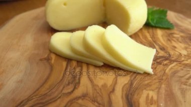 Çatal yarı sert peynir parçası alır