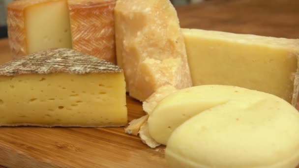 Francouzský sýr na dřevěný stůl.