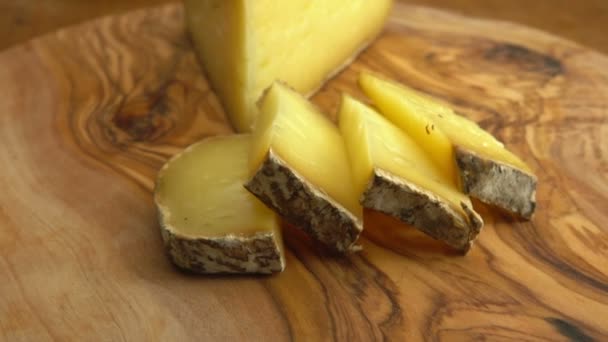 Fourchette prend morceau de fromage à pâte demi-dure — Video