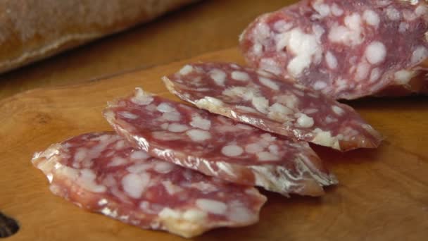 Saucisses séchées, baguettes et figues non cuites — Video