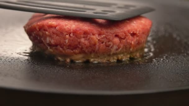 Vaření Burger na kamenný gril — Stock video