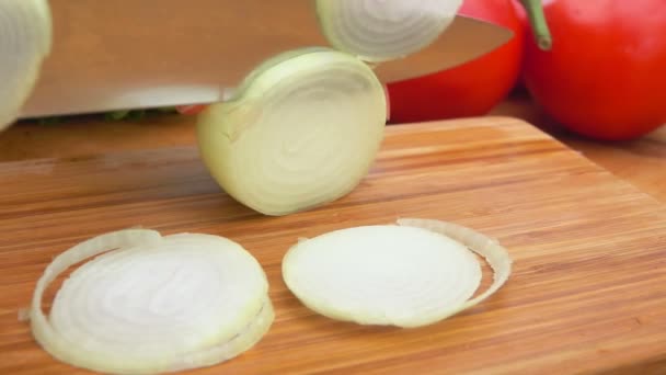 Slicing onions with knife on the board — Stock Video