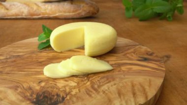 Babybel yarı sert peynir, baget ahşap oyun tahtası