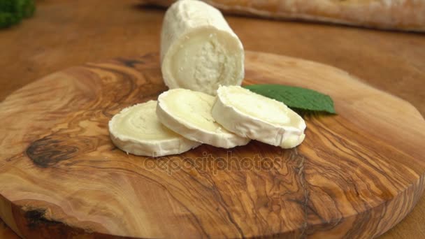 Козий сыр с хлебом — стоковое видео