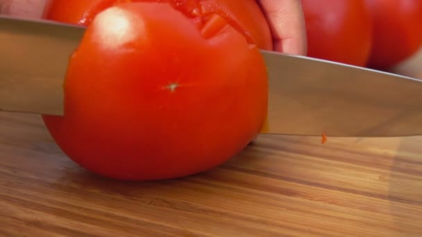 Нарезание помидоров ножом на доске — стоковое видео