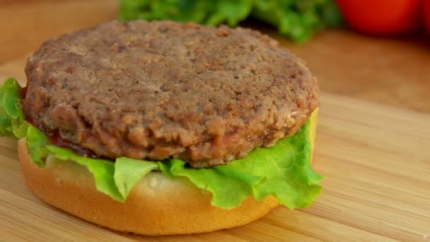 Çedar peyniri bir burger yerleştirilir — Stok video