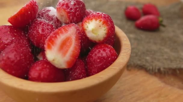 Suiker druppels op verse aardbeien — Stockvideo