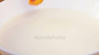 Şeftali dilimi yüzer kremaya