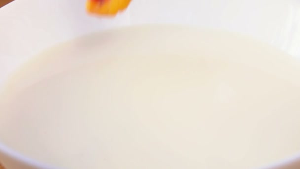 Персиковый ломтик, плавающий в сливках — стоковое видео
