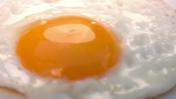 Τηγανητό αυγό σε λευκό πιάτο — Αρχείο Βίντεο