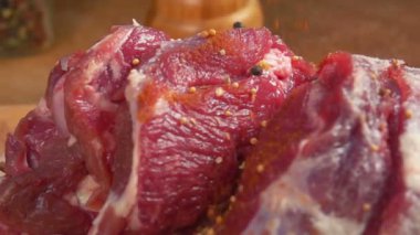 Baharat Falls kuzu bacak üzerinde kapat