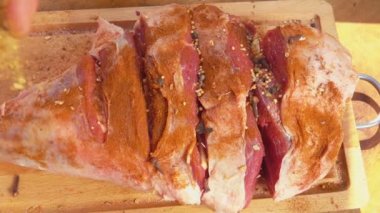 El baharat kuzu budu dökülen.