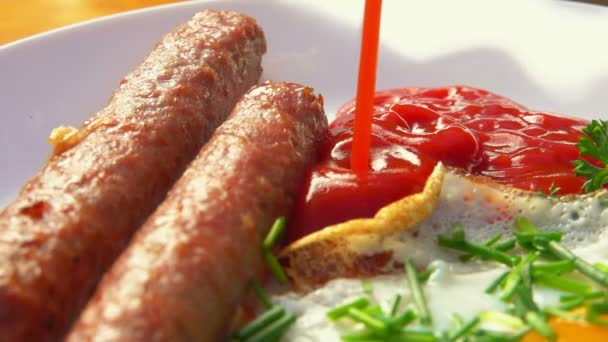 Кетчуп наливает на сосиски — стоковое видео