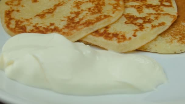 Close up prato com panquecas e creme de leite — Vídeo de Stock