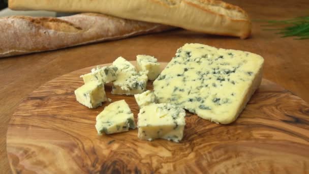 Blue cheese Roquefort on the board with baguette — Stock Video
