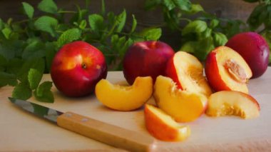 Nektarin ahşap tahta üzerinde