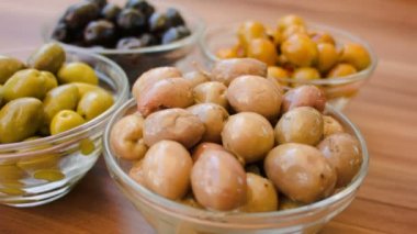 Birkaç çeşit zeytin cam kase