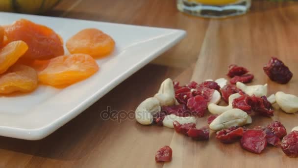 Frutta secca e noci stese sul piatto — Video Stock