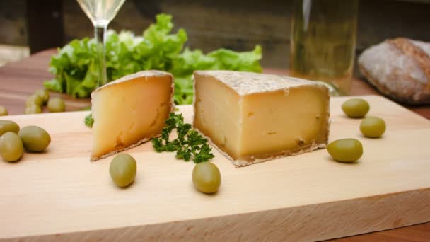 El queso hecho de leche de oveja en una tabla de madera — Vídeo de stock