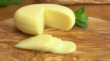 Babybel yarı sert peynir, baget ahşap oyun tahtası