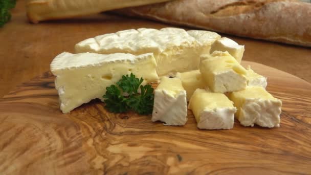 Cubos de queijo Brie em tábua de madeira — Vídeo de Stock