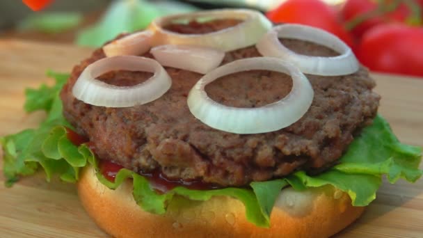 Colocando o tomate no hambúrguer — Vídeo de Stock
