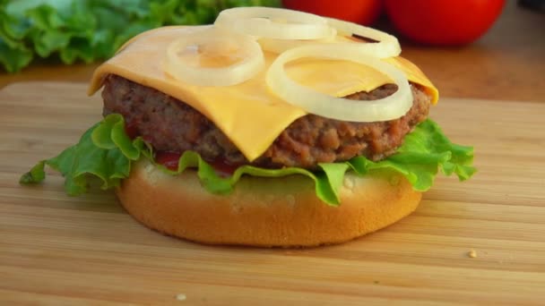 Chef é cozinhar cheeseburgers com cebola — Vídeo de Stock