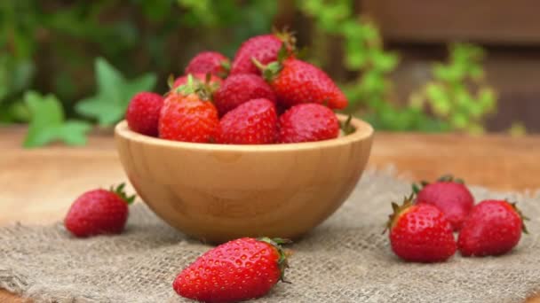 Strawberry in a wooden bowl on napkin — Stock Video