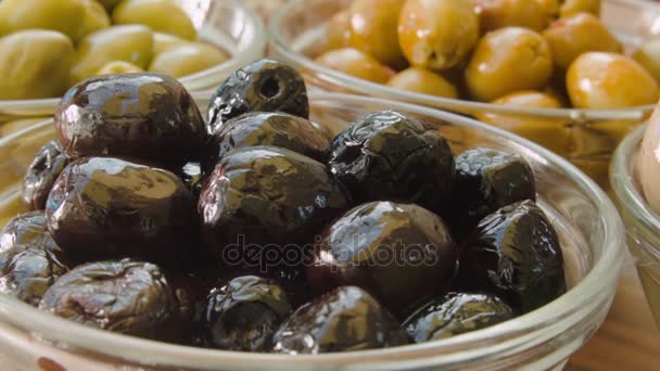 Olives noires dans un bol — Video