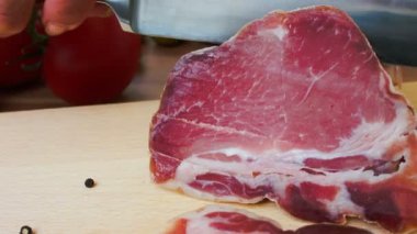 Kızarmış et bir bıçakla dilimlenmiş