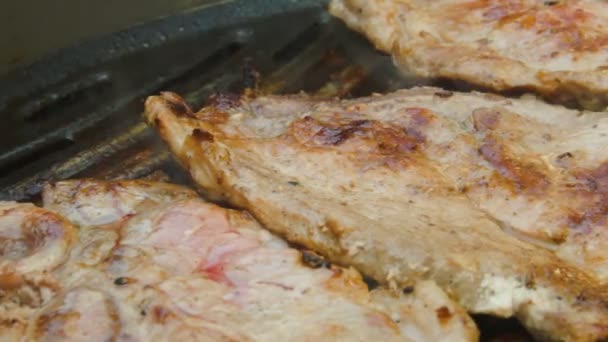 Cook převrátí maso na grilu s špachtlí — Stock video