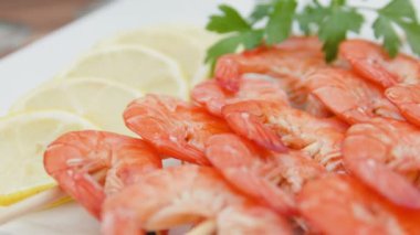 Tabak karides, limon ve maydanoz ile