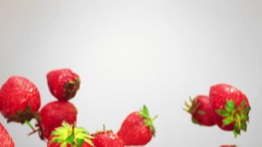 Olgun strawberrys havada uçan