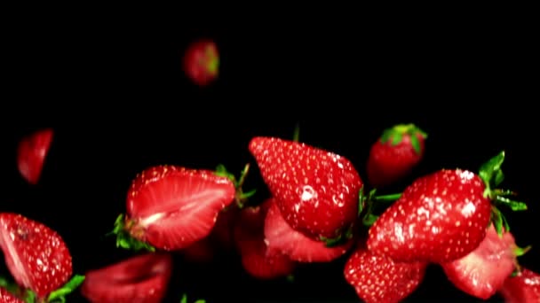 Χυμώδης φράουλα που φέρουν στον αέρα — Αρχείο Βίντεο
