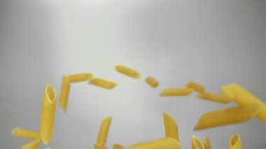 Havada sıçrayan makarna Penne