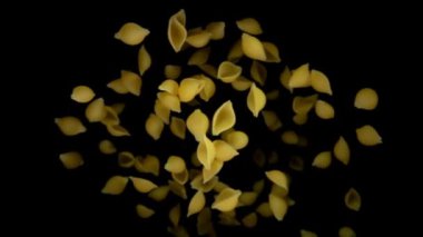 Makarna Conchiglie rigate kameraya karşı zıplatma