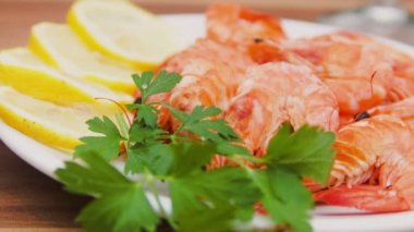 Tabak karides, limon ve maydanoz ile