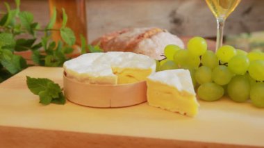 Camembert beyaz şarap, üzüm ve ekmek.