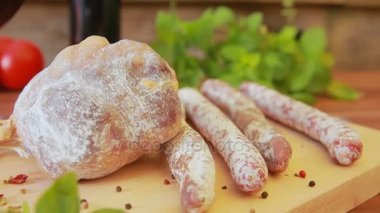 Savoy Hams ve kurutulmuş sosis ahşap oyun tahtası