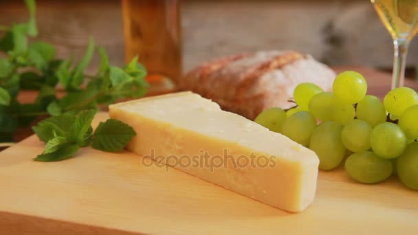 Parmesão com vinho branco. uvas e pão — Vídeo de Stock