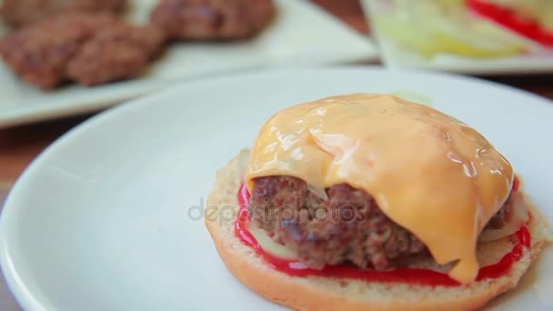 Lo chef prepara un hamburger con pomodori — Video Stock