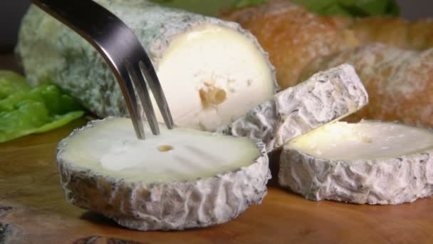 Tenedor toma un trozo de queso de cabra — Vídeo de stock