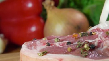 Et kuzu biftek düşen soğan halkası