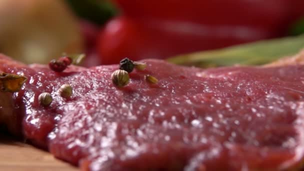 Суміш перцю, що падає на м'ясний яловичий стейк — стокове відео