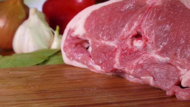 Cook bir kuzu biftek bir bıçakla keser. — Stok video