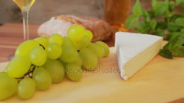 Brie peyniri beyaz şarap, üzüm ve ekmek.