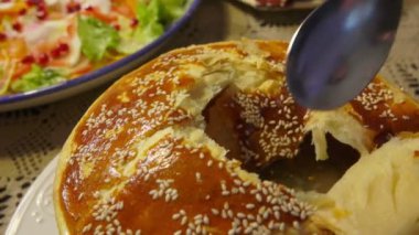 Kaşık sebze ve et puf böreği avcılık çorba üzerinden kapmak